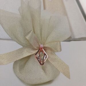 Μπομπονιέρα γάμου, Πουγκί με ιριδίζον χρυσό μπεζ ύφασμα μεταλλικό στοιχείο και πέντε κουφέτα