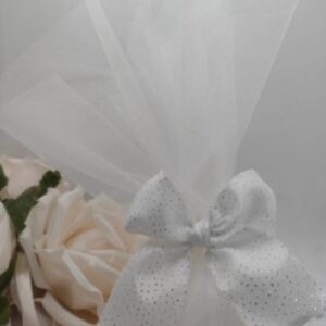 Μπομπονιέρα γάμου, πουγκί με τούλι,  ιριδίζον φιόγκο και πέντε κουφέτα