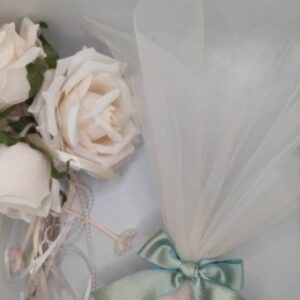 Μπομπονιέρα γάμου, πουγκί με τούλι, κορδέλα σατέν ιριδίζον φιόγκο και πέντε κουφέτα