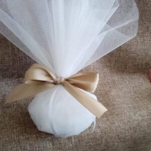 Μπομπονιέρα γάμου, πουγκί με τούλι και πέντε κουφέτα