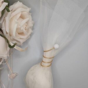 Μπομπονιέρα γάμου, πουγκί με τούλι και γυάλινη χάντρα μαζί με πέντε κουφέτα