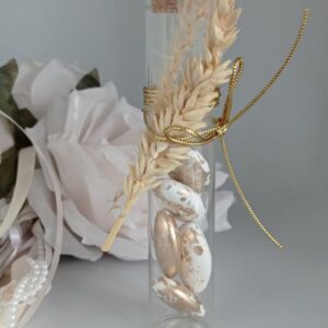 Μπομπονιέρα γάμου, Γυάλινος σωλήνα με πέντε κουφέτα με γεύσεις πλακέ χρυσά.