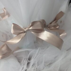 Μπομπονιέρα γάμου, πουγκί με τούλι και πέντε κουφέτα αμύγδαλου