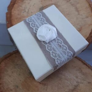 Μπομπονιέρα γάμου, Κουτάκι χάρτινο με πέντε κουφέτα