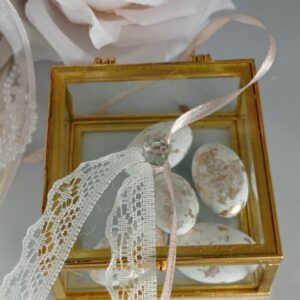 Μπομπονιέρα γάμου, Μεταλλικό κουτάκι με πέντε κουφέτα 