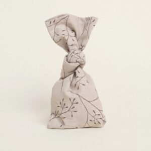 Μπομπονιέρα γάμου, πουγκί βαμβακερό με πέντε κουφέτα