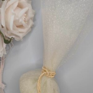 Μπομπονιέρα γάμου, Πουγκί με τούλι και  ιριδίζον εκρούχρυσο κορδόνι και πέντε κουφέτα